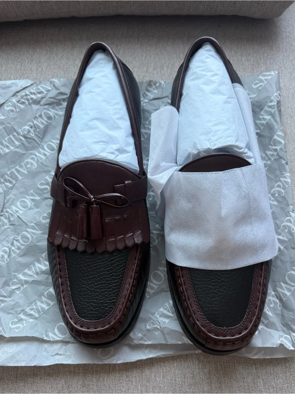 The Johnston & Murphy Men's Aragon II Kiltie Tassel Loafer features a distinctiv